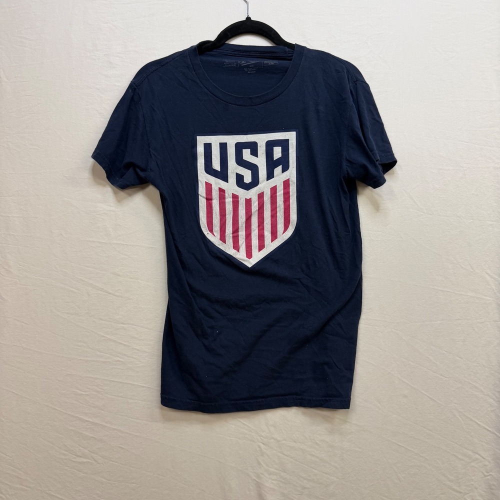 The Victory USA Soccer Shield Graphic T-Shirt Navy Blue Mens Small 100% Cotton